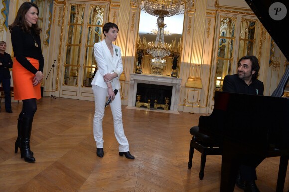 André Manoukian et Jeanne Cherhal reçoivent les Insignes de l'ordre des Arts et des Lettres des mains de la ministre de la Culture Aurélie Filippetti à Paris, le 29 janvier 2014.