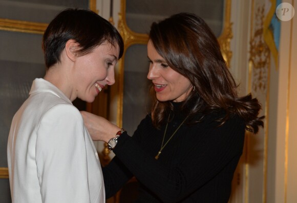 Jeanne Cherhal décorée de l'ordre des Arts et des Lettres par Aurélie Filippetti au ministère de la culture à Paris, le 29 janvier 2014.