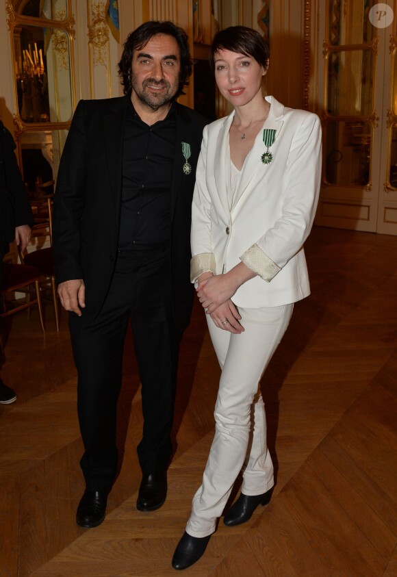 André Manoukian et Jeanne Cherhal reçoivent les Insignes de l'ordre des Arts et des Lettres des mains de la ministre de la Culture Aurélie Filippetti à Paris, le 29 janvier 2014.