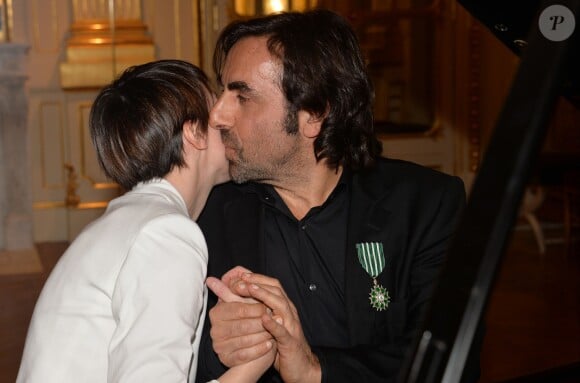 André Manoukian et Jeanne Cherhal reçoivent les Insignes de l'ordre des Arts et des Lettres des mains de la ministre de la Culture Aurélie Filippetti à Paris, le 29 janvier 2014.