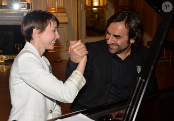 André Manoukian et Jeanne Cherhal reçoivent les Insignes de l'ordre des Arts et des Lettres des mains de la ministre de la Culture Aurélie Filippetti à Paris, le 29 janvier 2014.