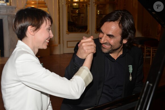 André Manoukian et Jeanne Cherhal reçoivent les Insignes de l'ordre des Arts et des Lettres des mains de la ministre de la Culture Aurélie Filippetti à Paris, le 29 janvier 2014.