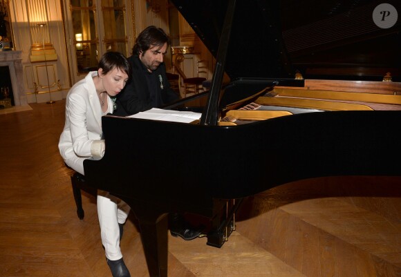 André Manoukian et Jeanne Cherhal reçoivent les Insignes de l'ordre des Arts et des Lettres des mains de la ministre de la Culture Aurélie Filippetti à Paris, le 29 janvier 2014.