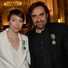 André Manoukian et Jeanne Cherhal reçoivent les Insignes de l'ordre des Arts et des Lettres des mains de la ministre de la Culture Aurélie Filippetti à Paris, le 29 janvier 2014.