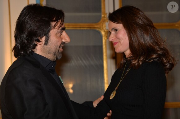 André Manoukian fait chevalier des Arts et Lettres par Aurélie Filippetti au ministère de la culture à Paris, le 29 janvier 2014.
