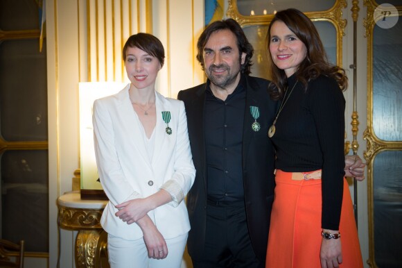 André Manoukian et la chanteuse Jeanne Cherhal reçoivent les Insignes de l'ordre des Arts et des Lettres des mains de la ministre de la Culture Aurélie Filippetti à Paris, le 29 janvier 2014.