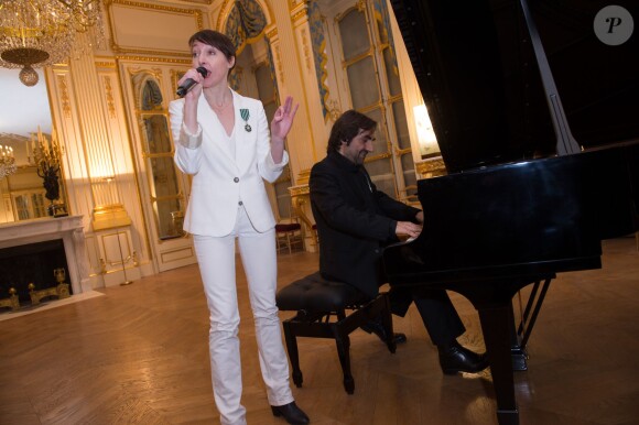 André Manoukian et la chanteuse Jeanne Cherhal chantent lors de la remise les Insignes de l'ordre des Arts et des Lettres des mains de la ministre de la Culture Aurélie Filippetti à Paris, le 29 janvier 2014.