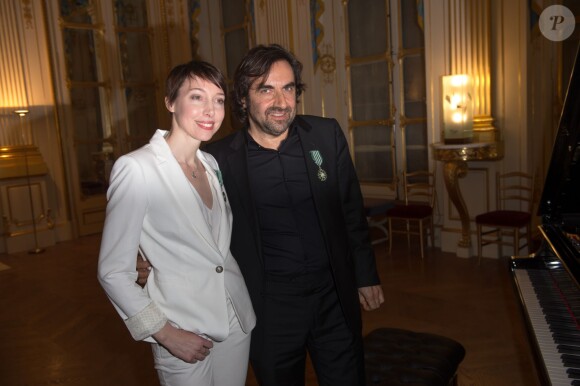 JAndré Manoukian et la chanteuse Jeanne Cherhal reçoivent les Insignes de l'ordre des Arts et des Lettres des mains de la ministre de la Culture Aurélie Filippetti à Paris, le 29 janvier 2014.