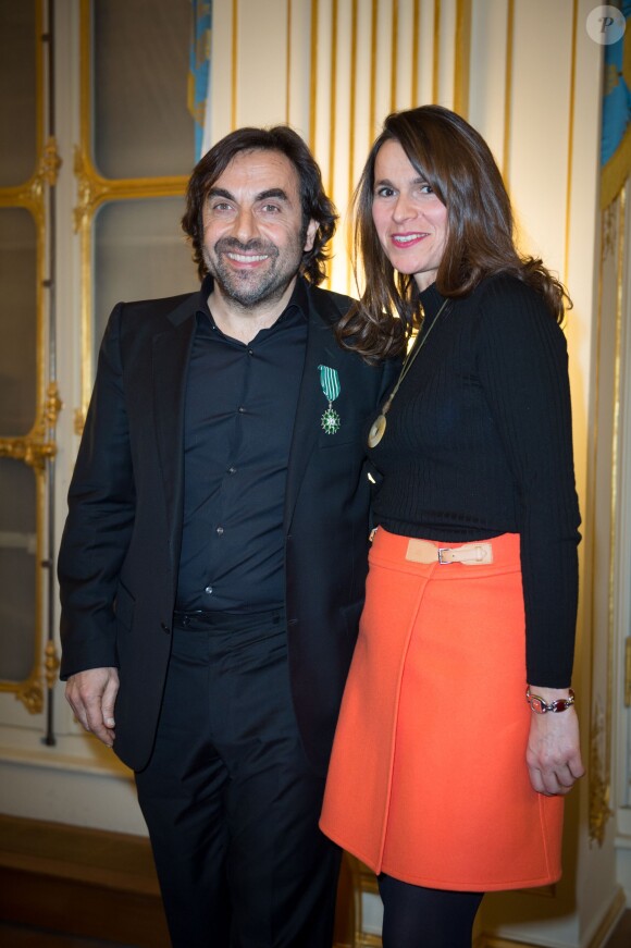André Manoukian reçoit les Insignes de l'ordre des Arts et des Lettres des mains de la ministre de la Culture Aurélie Filippetti à Paris, le 29 janvier 2014.