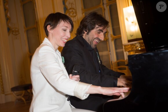 André Manoukian et la chanteuse Jeanne Cherhal chantent lors de la remise des Insignes de l'ordre des Arts et des Lettres des mains de la ministre de la Culture Aurélie Filippetti à Paris, le 29 janvier 2014.