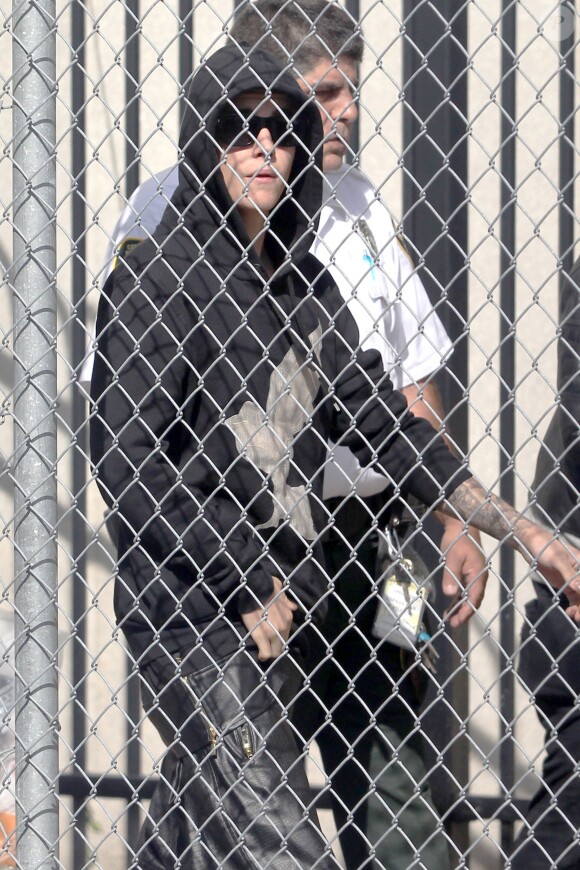 Justin Bieber sort de prison après avoir été arrêté pour conduite dangereuse en état d'ivresse à Miami, le 23 janvier 2014.