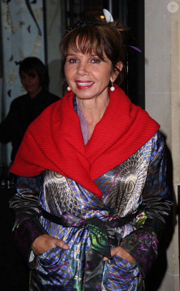 Victoria Abril pose pour l'inauguration de l'ouverture de la première boutique Rowena Forrest à la galerie Royale à Paris, le 16 novembre 2012.
