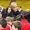 La princesse Charlene de Monaco discute avec les enfants lors du 4e Challenge Sainte-Dévote de Rugby au Stade Louis II de Monaco, le 1er février 2014
