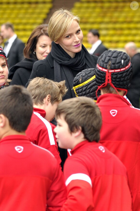 La princesse Charlene de Monaco discute avec les enfants lors du 4e Challenge Sainte-Dévote de Rugby au Stade Louis II de Monaco, le 1er février 2014
