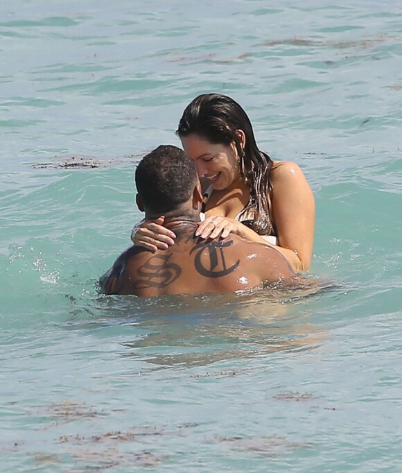 Kelly Brook et son chéri David McIntosh batifolent sur une plage de Miami, le 3 février 2014.