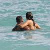 Kelly Brook et son chéri David McIntosh se baignent à Miami, le 3 février 2014.