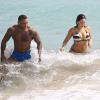 Kelly Brook et son chéri David McIntosh se baignent à Miami, le 3 février 2014.