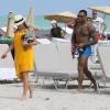 Kelly Brook et son petit ami David McIntosh profitent d'une journée ensoleillée sur une plage de Miami. Le 3 février 2014.