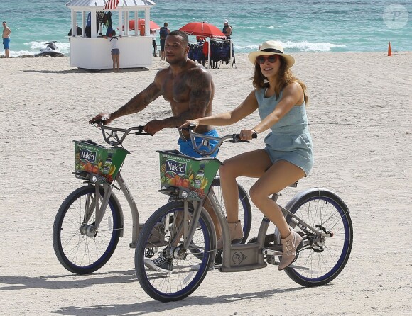 Kelly Brook et son petit ami David McIntosh, à vélo sous le soleil de Miami, le 3 février 2014.