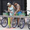 Kelly Brook et son petit ami David McIntosh, à vélo sous le soleil de Miami, le 3 février 2014.