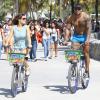 Kelly Brook et son petit ami David McIntosh, à vélo sous le soleil de Miami, le 3 février 2014.