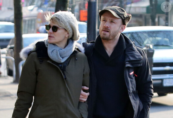 Robin Wright et son fiancé Ben Foster dans les rues de Vancouver, le 19 janvier 2014.