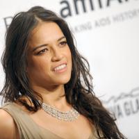 Michelle Rodriguez : Glamour et délurée à l'amfAR devant Robin Wright en solo