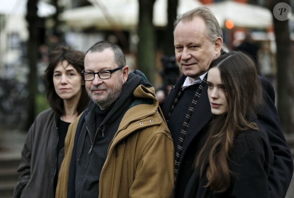 Charlotte Gainsbourg, Lars von Trier, Stellan Skarsgard et Stacy Martin lors du photocall du film Nymphomaniac à Copenhague, le 4 décembre 2013.