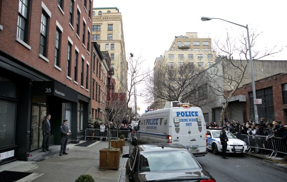 Hommages devant le domicile de l'acteur Philip Seymour Hoffman, retrouvé mort au 35 Bethune Street à New York le 2 février 2014