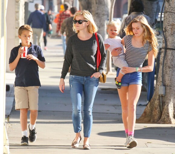 Reese Witherspoon emmène ses enfants Ava, Deacon, et Tennessee déjeuner à Westwood, le 20 décembre 2013.