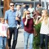 Exclusif - Reese Witherspoon, ses enfants Ava et Deacon Phillippe, son mari Jim Toth et leur fils Tennessee sortent du restaurant "Tavern" à Brentwood, le 27 octobre 2013.