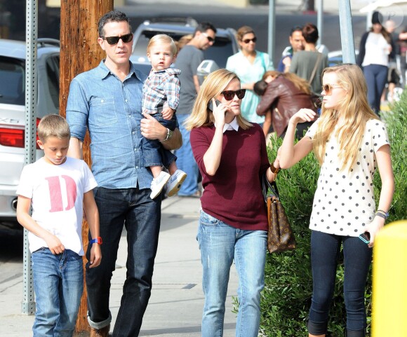 Exclusif - Reese Witherspoon, ses enfants Ava et Deacon Phillippe, son mari Jim Toth et leur fils Tennessee sortent du restaurant "Tavern" à Brentwood, le 27 octobre 2013.