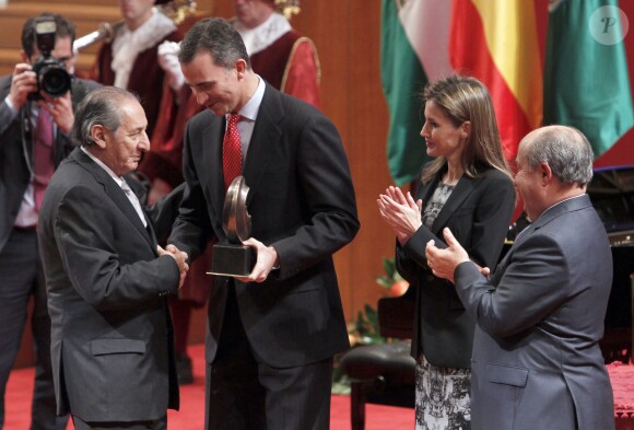Felipe et Letizia d'Espagne lors de la remise du prix international de poésie Federico Garcia Lorca de la Ville de Grenade, le 6 février 2014