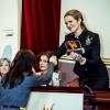 Isabel de Villota, soeur de la pilote automobile Maria de Villota traagiquement décédée en 2013, a reçu un prix au nom de la défunte des mains de l'infante Elena d'Espagne lors du 10e anniversaire du Forum international des femmes leaders en Espagne, à Madrid, le 6 février 2014