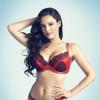 Kelly Brook, sublime dans son ensemble deux pièces, pose en lingerie pour une collection Saint Valentin de New Look