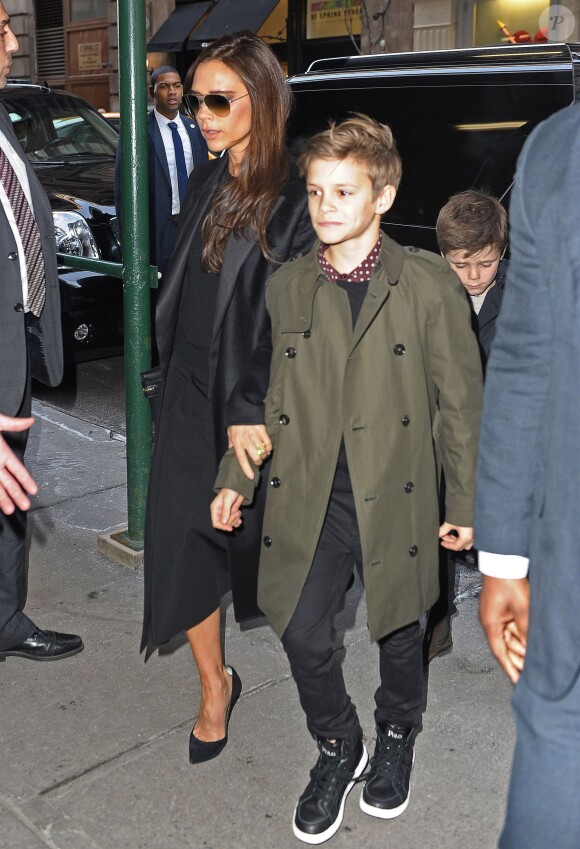 David Beckham et sa femme Victoria vont déjeuner au restaurant Balthazar avec leurs quatre enfants Brooklyn, Romeo, Cruz et Harper à New York, le 9 février 2014. La famille a assisté au défilé de Victoria un peu plus tôt dans la journée.