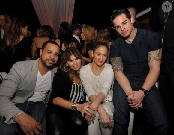Christian Vasquez, Loren Ridinger, Jennifer Lopez et Casper Smart lors de la soirée de lancement du Fat Joe's Market America UnFranchise Business à Miami Beach, le 8 février 2014.