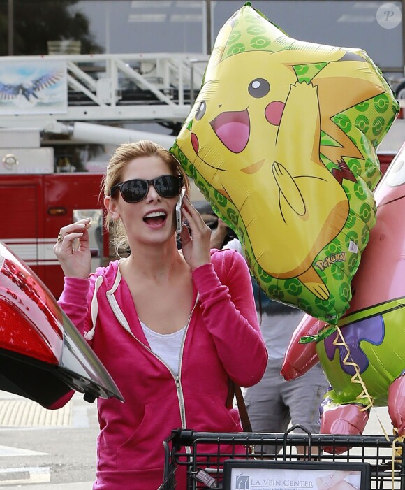 Ashley Greene fait ses courses à Studio City, le 7 novembre 2013.