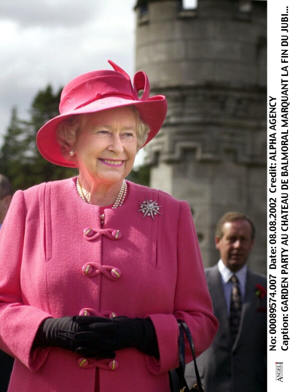 La reine Elizabeth II au château de Balmoral le 8 août 2002 pour la fin du golden jubilee.