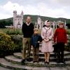La reine Elizabeth II et le duc d'Edimbourg avec leurs enfants le prince Edward et le prince Andrew à Balmoral en 1972