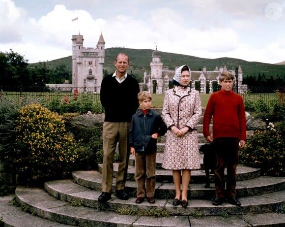 La reine Elizabeth II et le duc d'Edimbourg avec leurs enfants le prince Edward et le prince Andrew à Balmoral en 1972