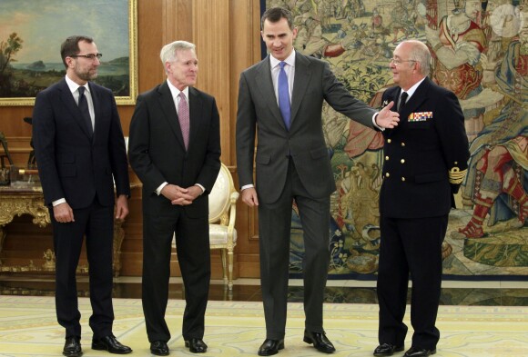 Le prince Felipe d'Espagne recevait le 10 février 2014 le secrétaire d'Etat américain Ray Mabus, au palais de la Zarzuela à Madrid.