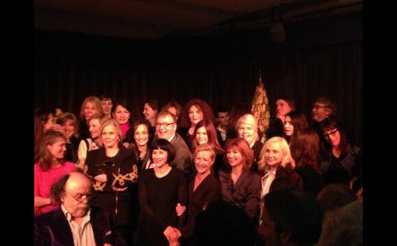 Dominique Besnehard pose en compagnie de quelques-unes des actrices conviées à son 60e anniversaire, lundi 10 février 2014.