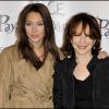 Laura Smet et sa mère Nathalie Baye lors de la présentation du spectacle alice au pays des merveilles à Paris le 15 mars 2013