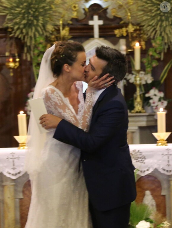 Thomas Langmann et Céline Bosquet s'embrassent pendant leur mariage à l'Eglise de Porto-Vecchio le 22 juin 2013.