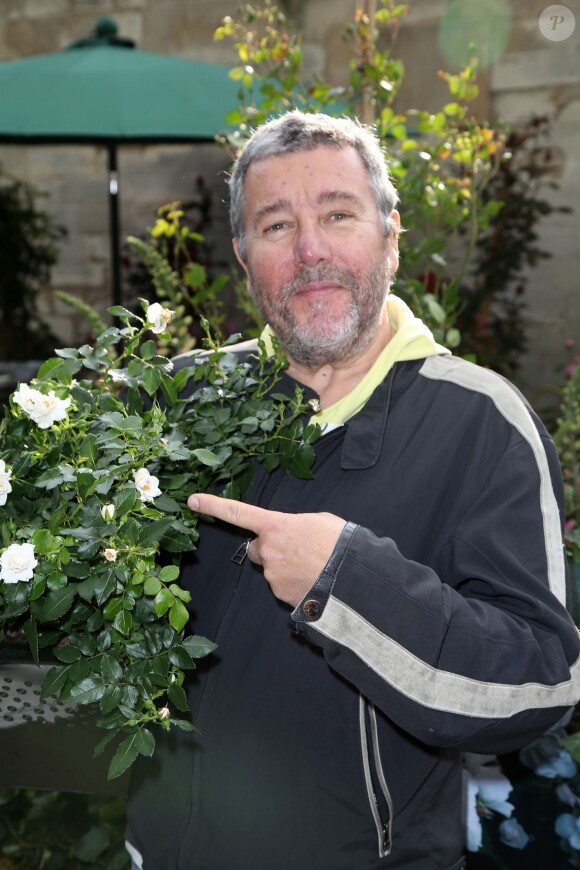 Philippe Starck pose avec sa Rose baptisée "Philippe Starck" aux jardins des Tuileries Paris, le 1er Juin 2013.