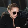 Les jumelles Mary-Kate et Ashley Olsen arrivent à l'aéroport de Los Angeles, le 14 novembre 2013.
