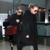 Les jumelles Mary-Kate et Ashley Olsen à l'aéroport de Los Angeles, le 14 novembre 2013.