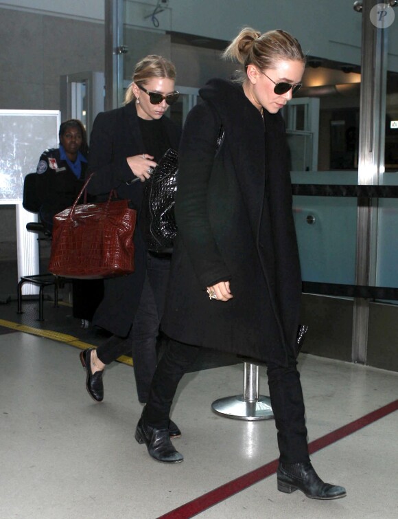 Les jumelles Mary-Kate et Ashley Olsen à l'aéroport de Los Angeles, le 14 novembre 2013.