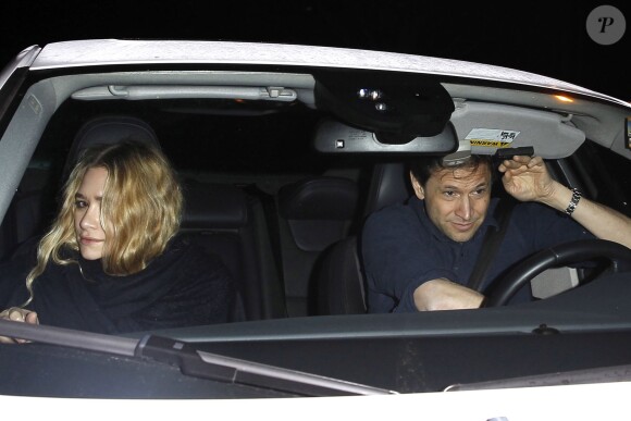 Ashley Olsen en compagnie d'un ami à Beverly Hills, le 23 décembre 2013.